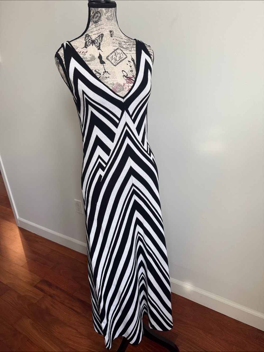 FarmRio Black & White V‑Neck Chevron Maxi Dress
